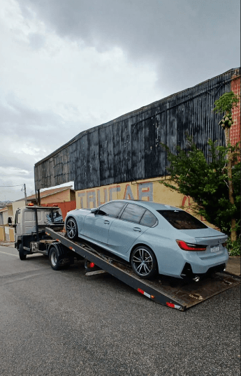 Guincho transportando BMW